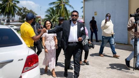 Au Guyana, le président sortant Irfaan Ali annonce sa réélection