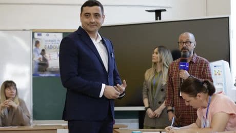 El ultranacionalista Simion gana la primera ronda de las elecciones presidenciales en Rumanía