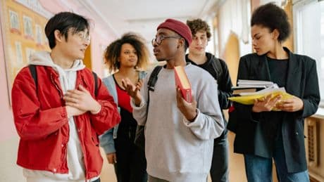 Plus qu'un simple tic de langage, «du coup» est un marqueur sociétal