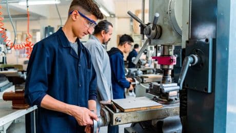 Los alumnos madrileños menores de 30 años que trabajen y estudien a la vez tendrán una rebaja de hasta 400 euros en su matrícula