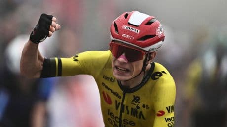 Vingegaard wint eerste Vuelta-finish bergop en pakt rode trui, ondanks lichte valpartij