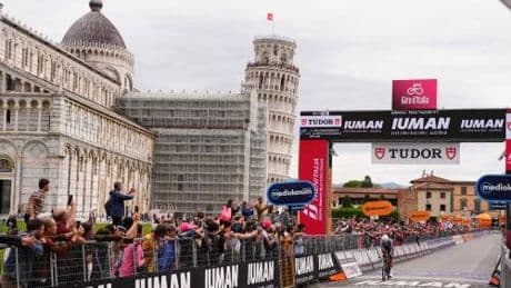 Giro d’Italia, sotto la Torre bagnata trionfa Hoole. Roglic recupera, Del Toro in rosa