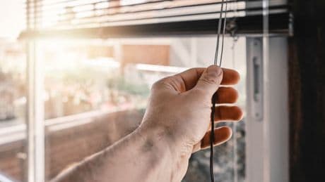 Jalousien im Sommer: Diese Seite muss nach außen zeigen – sonst wird es innen heiß