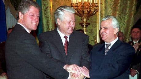 "On a fait une erreur historique": il y a 30 ans, la Russie, les États-Unis et les Britanniques promettaient déjà à l'Ukraine des "garanties de sécurité"