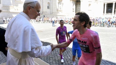 El Giro corona a Simon Yates con la bendición del Papa León XIV