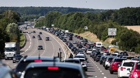 Pollution : plus d’un Français sur cinq jette des déchets sur l’autoroute