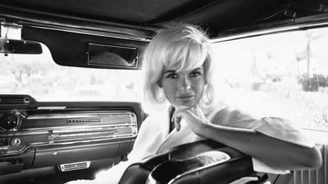 Vivir a la sombra de Jayne Mansfield, la actriz que murió atrapada en el cliché de "rubia tonta"