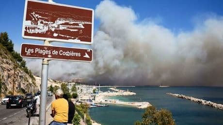 Marsiglia, maxi-incendio: le fiamme arrivano in città. «Restate in casa». Chiuso l'aeroporto, stop ai treni