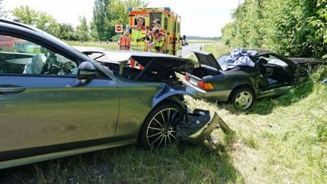 Frau in Mercedes eingeklemmt - Sechs Verletzte nach Unfall an der A14