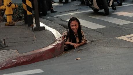 De la alcantarilla a la tienda: la foto viral de una mujer en Filipinas que termina cumpliendo su gran sueño