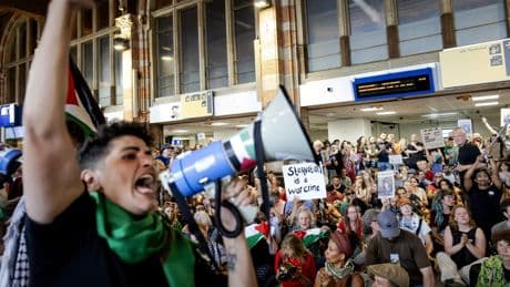 Hoe jonge ’extreem intolerante’ generatie bijna religieuze bezieling toont rond Gaza: ’Je móet je loyaliteit tonen, anders val je erbuiten’