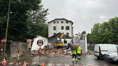 Derriban el histórico edificio de Landarte Etxea en Durango