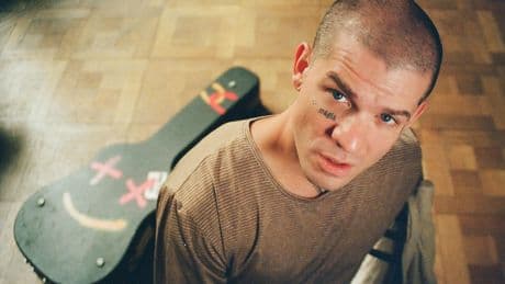 Ilan Amores, el argentino que funde punk y cumbia sin pedir permiso: "Me gusta mucho el imaginario de ese cantante medio poeta, pirata, bucanero"