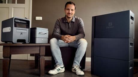 Bart (28) haalt kleine thuisbatterijen uit China voor zonnepanelenbezitters die worstelen met hoge terugleverkosten: ’Al snel honderden bestellingen’