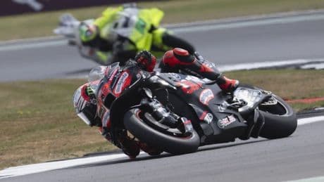 Bezzecchi trionfa a Silverstone, Marquez di corto muso su Morbidelli. Bagnaia cade