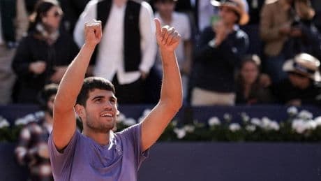 Alcaraz derrota a Fils y aspira al triplete en Barcelona
