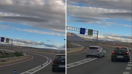 La temeraria maniobra de un conductor en una carretera de Alicante que provoca que se lleve varias balizas por delante: “Don Bolardo”
