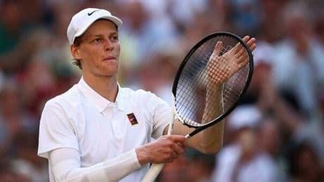 Sinner demolisce Djokovic e stacca il pass per la sua prima finale a Wimbledon: «Sarà un grande onore dividere il campo con Alcaraz»
