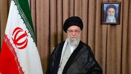 Khamenei in trappola, il suo bunker sotto tiro. E perde il consigliere