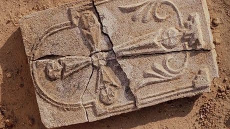 Émirats arabes unis : la découverte d’une croix du VIIe siècle confirme une présence chrétienne historique