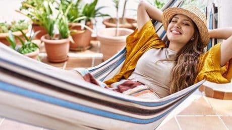 Estas hamacas colgantes son preciosas, cuestan menos de 30€ y convertirán tu terraza o jardín en un paraíso tropical