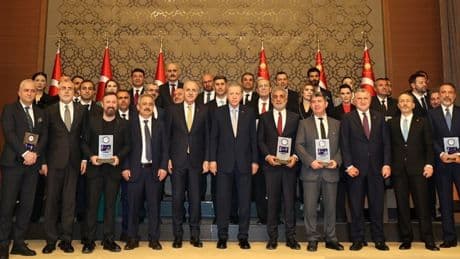 Erdoğan, yandaşlara 'ödül' dağıttı: Yeni Akit'e yılın haber sitesi ödülü!