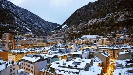 Montañas, nieve y un puente colgante con vistas de vértigo: el destino perfecto a solo tres horas de Barcelona para escaparte esta Semana Santa