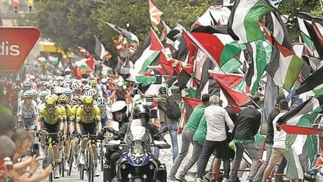 Una violenta protesta contra Israel revienta la etapa de la Vuelta en Bilbao