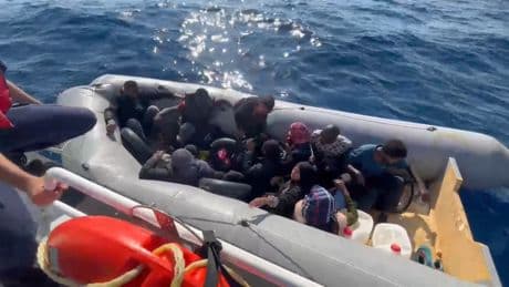 İzmir'de düzensiz göçmen operasyonu: 82'si yakalandı 10'u kurtarıldı