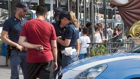 Fa finta di vendere braccialetti e lo deruba del cellulare davanti all’Acquario, arrestato
