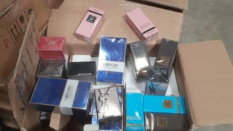 Près de 20.000 contrefaçons de parfums saisies par les douanes à Calais et en région parisienne