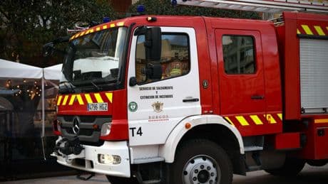 Liberado por los bomberos tras empotrarse contra una farola y un semáforo en Burgos