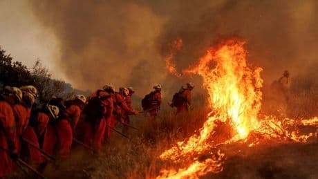 Un incendio forestal al norte de Los Ángeles provoca miles de evacuaciones