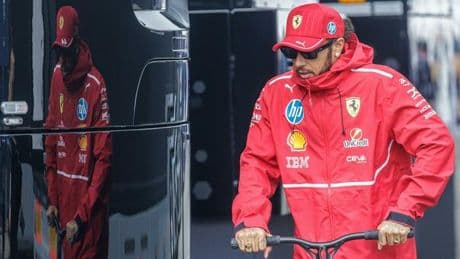 Hamilton va in testacoda con la Ferrari come un rookie: tempi duri per il sette volte campione del mondo