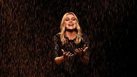 Eurovision 2025: revivez la saisissante prestation de Louane, émue aux larmes lors de la finale