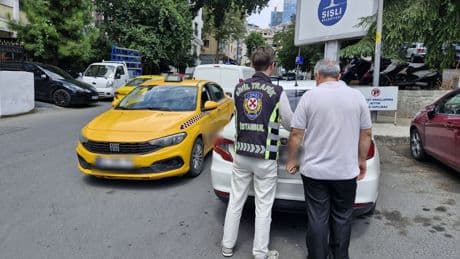 Fatih'te yolcu seçen taksiciye 9 bin 267 lira idari para cezası