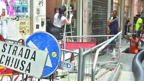 Vicoli, protesta contro il cantiere-gabbia. “Disagi per gli abitanti e clienti in fuga”
