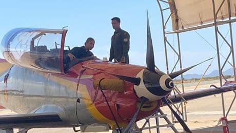 La princesa Leonor sube a un avión en su primer día en la academia de San Javier