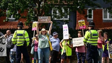 Confronté à des manifestations anti-immigration, Londres promet des mesures pour accélérer les recours des demandeurs d’asile