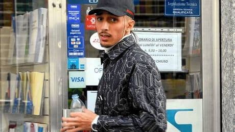 "È mio fratello". Baby Gang videochiama il nipote del boss dal palco