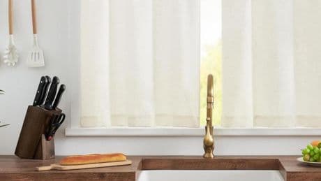 Nunca me gustaron las cortinas en la cocina hasta que vi estos visillos que han subido su nivel y la han llenado de elegancia