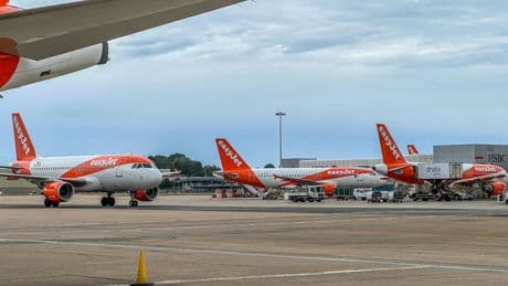 Pris de «bouffées délirantes», un passager tente de s’introduire dans le cockpit d’un vol Lyon-Porto