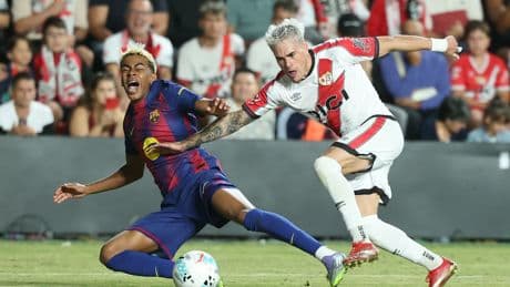 Un Barça pobre y agarrado a Joan García salva un punto ante el Rayo con un penalti dudoso cuando no funcionaba el VAR