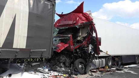 Im Stau auf der A61 - Lkw-Fahrer stirbt in zerquetschtem Führerhaus