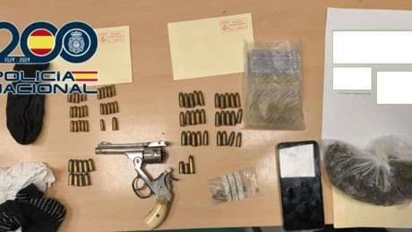 Sorprenden a un menor con droga y un arma: le dieron 20 € para llevarlo a otro lugar