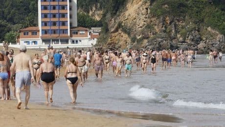 Adiós a la barriga hinchada: las tres claves para evitar la inflamación este verano, según un experto de la clínica de Aitor Ocio