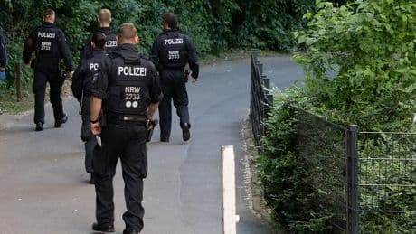 5 Menschen in Bielefeld niedergestochen - Suche nach Attentäter! Polizei stürmt 2 Wohnungen