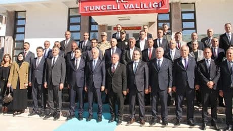 Bakan Uraloğlu, Tunceli'de Hüseyin Güntaş Halk Kütüphanesi'ni gezdi