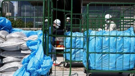 Als Beweis der Sicherheit: Japan lässt kontaminierte Fukushima-Erde in Blumenbeete des Regierungschefs streuen