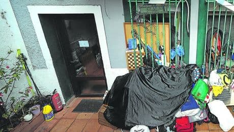 Getxo retirará cientos de kilos de basura de un síndrome de Diógenes en Romo